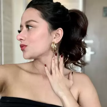 wanita, perempuan, cantik, muda, profil, wajah, sisi, rambut, kuncir kuda, hitam, anting, emas, cincin, perhiasan, bibir, merah, lipstik, kulit, cerah, leher, tangan, jari, kuku, merah marun, bahu, pakaian, hitam, tanpa lengan, dalam ruangan, selfies.