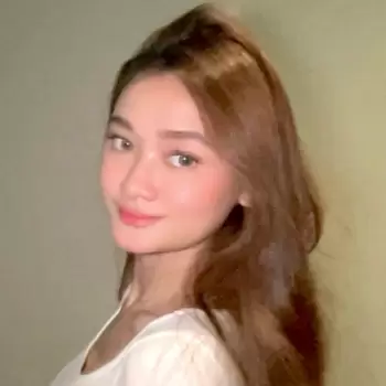 wanita, perempuan, gadis, muda, cantik, potret, close-up, senyum, mata, rambut panjang, rambut coklat, rambut terurai, bibir, alis, bulu mata, baju putih, atasan putih, indoor, menawan, elegan, gaya, modern, ramah, ceria, alami, wajah cerah, ekspresi positif, kecantikan, estetika, individu