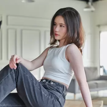 wanita, muda, cantik, pose, duduk, santai, kasual, atasan putih, crop top, jeans, gelap, rambut cokelat, pendek, wajah, tatapan, samping, pencahayaan, alami, indoor, studio, modern, minimalis, fashion, gaya, pose badan, model, perempuan, muda mudi, menarik.