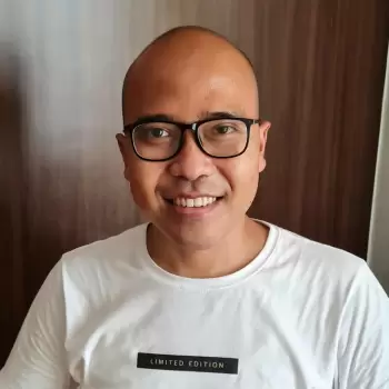 pria, botak, berkacamata, tersenyum, kaos putih, wajah, close-up, dewasa, laki-laki, manusia, identitas, potret, latar belakang, coklat, kayu, casual, nyaman, percaya diri, ramah, sederhana, positif, kebahagiaan, ekspresi, gaya, modern, asia, senyum lebar, bingkai, mata, tulus.
