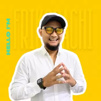 halo, pria, senyum, kacamata hitam, topi, kemeja putih, jari, tangan, cincin, pergelangan tangan, jam tangan, latar belakang kuning, huruf, teks, tulisan, nama, erikaki, pengusaha, youtuber, kreator konten, pemasaran, bisnis, sukses, motivasi, inspirasi, olahraga, aktif, komedi, hiburan, gaya hidup