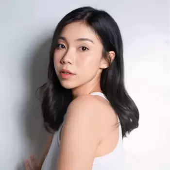 wanita, muda, cantik, asia, rambut hitam, rambut panjang, kulit cerah, mata coklat, bibir penuh, pakaian putih, tank top, studio, latar belakang putih, portret, kepala dan bahu, pandangan samping, ekspresi wajah, serius, tenang, alami, minimalis, pencahayaan lembut, fotografi, model, wanita muda, cantik, menarik, feminin, pose, wajah