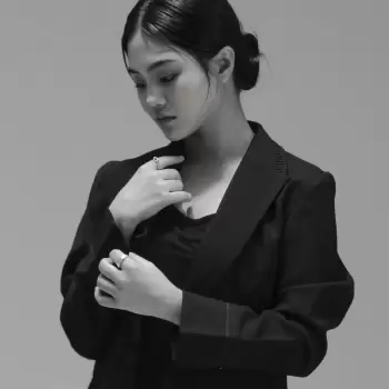 wanita, perempuan, asia, muda, cantik, elegan, formal, hitam putih, potret, studio, pakaian, blazer, baju, kemeja, rambut, sanggul, wajah, ekspresi, tatapan, cincin, jari, tangan, pose, gaya, mode, profesional, artistik, detail, close-up