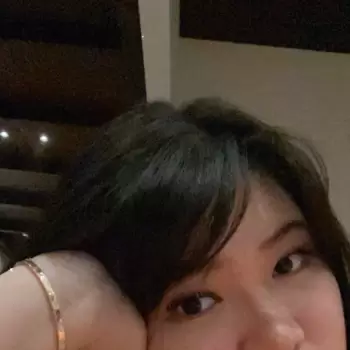 wajah, perempuan, mata, rambut, perhiasan, lengan, pergelangan tangan, gelang, keintiman, close-up, fokus, ekspresi, santai, malam, dalam ruangan, restoran, makanan, minum, teman, keluarga, bahagia, tertawa, suka cita, canda, ceria, positif, hangat, nyaman, emosi, potret