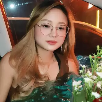 wanita, perempuan, muda, cantik, wajah, potret, close-up, rambut panjang, pirang, kacamata, kacamata bulat, bingkai emas, mata, bibir, senyum tipis, kulit, riasan wajah, perhiasan, anting, kalung, busana, pakaian dalam, mobil, interior mobil, lampu, gelap, cahaya, bunga, karangan bunga, keindahan, gaya.