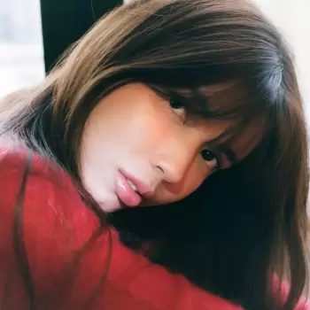 wanita, perempuan, cantik, muda, wajah, close-up, potret, rambut cokelat, poni, merah, pakaian, lipstik, pipi merona, mata cokelat, tatapan, ekspresi, natural, gaya, mode, santai, indoor, cahaya lembut, detail, seksi, menggoda, alami, segar, muda belia, menarik, menawan