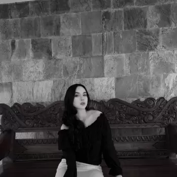 wanita, hitam putih, bangku ukir, dinding batu, rambut panjang, pakaian off-shoulder, pose duduk, serius, muda, cantik, model, fashion, gaya, elegan, klasik, monokrom, pencahayaan, bayangan, tekstur, detail, latar belakang, indoor, outdoor, alami, pemandangan, ekspresi, artistik, vintage, misterius, sederhana