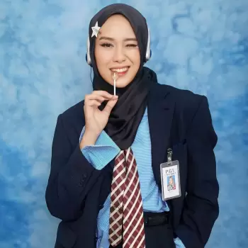 wanita, hijab, kacamata, lollipop, jas, kemeja, dasi, kartu identitas, latar biru, langit, awan, wajah, senyum, kedipan mata, aksesoris rambut bintang, potret, foto profil, studio, gaya, kasual, profesional, muda, asia, cantik, menyenangkan, unik, modern, trendy, ekspresi.