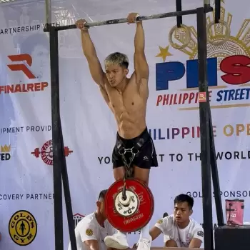 atlet, pull-up, beban, gym, latihan, kekuatan, otot, badan, kompetisi, street workout, disiplin, olahraga, tantangan, rekor, fisik, binaraga, angkat beban, punggung, lengan, perut, dada, bahu, pergelangan tangan, sabuk beban, pelat beban, barbel, stang pull-up, keringat, determinasi, kemenangan.