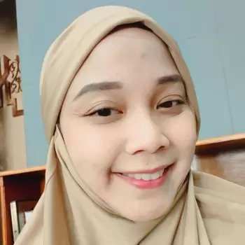 wanita, perempuan, muslimah, hijab, jilbab, kerudung, wajah, senyum, gigi, mata, alis, pipi, cantik, ceria, bahagia, ramah, potret, close-up, selfie, krem, cokelat muda, ekspresi senang, kulit cerah, berkerudung, wanita muda, gaya hijab, busana muslim, kecantikan alami, dalam ruangan, wanita asia.