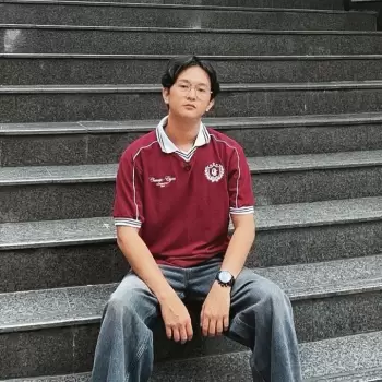 pria, muda, duduk, tangga, keren, gaya, kasual, busana, kacamata, jam tangan, rambut hitam, santai, modern, urban, outdoor, langkah, naik, turun, luar ruangan, pakaian, lengan pendek, kaos, celana jeans, sepatu, umum, orang, berdiri, wajah, pose, orang indonesia