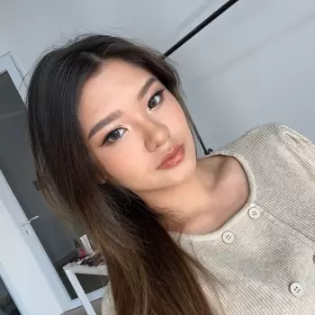 wanita, cantik, muda, asian, wajah, potret, close-up, rambut, coklat, panjang, makeup, mata, alis, bibir, kulit, mulus, sweater, beige, kemeja, kancing, fashion, gaya, selfie, alami, lembut, cerah, kamar, terang, studio