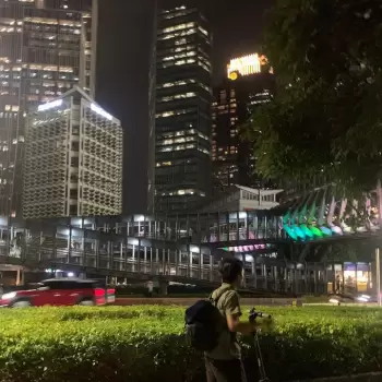 kota, malam, gedung pencakar langit, perkotaan, transportasi, jembatan penyeberangan, lampu, kendaraan, jalan, trotoar, arsitektur, modern, pemandangan kota, kehidupan malam, orang, anak laki-laki, ransel, skuter listrik, lanskap perkotaan, bisnis, pencahayaan, suasana, pergerakan, ramai, energi, urban, kota besar, dinamika, infrastruktur, cahaya