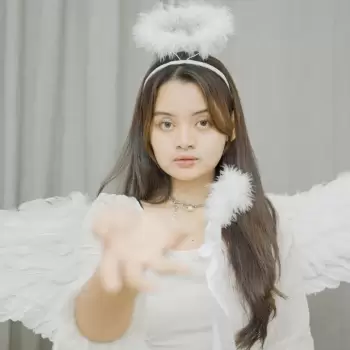 wanita, malaikat, kostum, putih, sayap, halo, rambut cokelat, mata cokelat, tampilan, musim dingin, pesta, perayaan, fotografi, cantik, muda, imut, fantasi, kostum peri, riasan, aksesori, gadis, wajah, pose, latar belakang abu-abu, busana, keindahan, ekspresi, misterius, spiritual, ikonik.