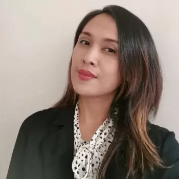 wanita, muda, cantik, profesional, bisnis, formal, kantor, pakaian, blazer, kemeja, motif polkadot, rambut panjang, tergerai, wajah, senyum tipis, tatapan, mata, bibir merah, kulit bersih, latar belakang putih, pencahayaan studio, potret, close-up, identitas, serius, mandiri, cerdas, modern, percaya diri