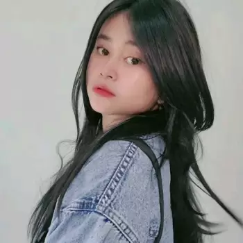 wanita, perempuan, cantik, muda, remaja, asia, rambut hitam, rambut panjang, jaket denim, kasual, ekspresi wajah, pandangan mata, ringan, potret, close-up, alami, polos, lembut, imut, menarik, anggun, menawan, sosial media, selfie, foto, gaya, fashion, musim dingin, urban, modern