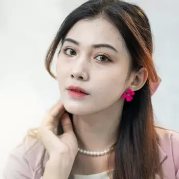 wanita, perempuan, muda, cantik, asia, wajah, mata, bibir, rambut, hitam, anting, merah muda, bunga, kalung, mutiara, baju, blazer, pakaian, formal, kasual, profesional, percaya diri, lembut, anggun, tersenyum, pose, potret, close-up, studio, foto.