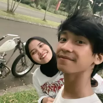 pasangan muda, selfie, motor antik, taman, rumput, pohon, jalan aspal, senyum, bahagia, kebersamaan, kasual, gaya rambut unik, hijab, kaos putih, lengan panjang, close-up, luar ruangan, siang hari, santai, rekreasi, romantis, anak muda, musim, pemandangan alam, kendaraan klasik, hobi, teman, hubungan, percintaan, potret diri