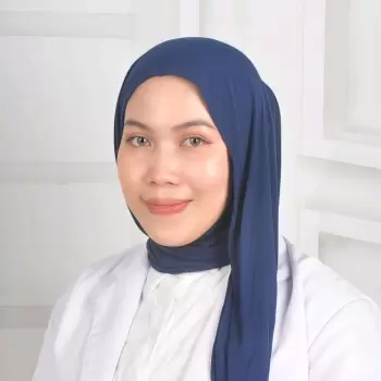wanita, muslim, hijab, biru, pakaian medis, jas dokter, kacamata, senyum, muda, wajah, tertutup, profesional, potret, studio, latar putih, latar belakang terang, fotografi, close-up, cantik, sopan, tenang, lembut, terang, bersih, sehat, kebersihan, kesehatan, pelayanan, bantuan, kepercayaan