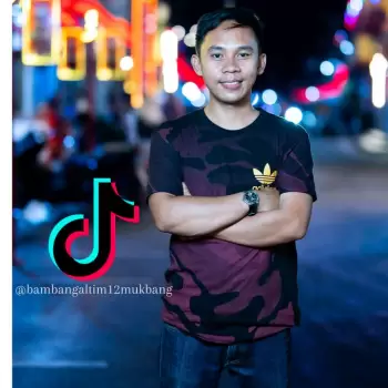 pria, muda, senyum, kasual, kaos, celana jeans, jam tangan, malam, lampu, jalanan, kota, cerah, berwarna, latar belakang, buram, identitas, meme, hiburan, populer, media sosial, tiktok, watermark, akun, nama pengguna, identifikasi, potret, foto, candid, suasana, kehidupan malam