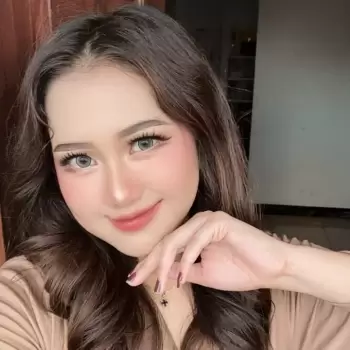 wanita, perempuan, muda, cantik, wajah, potret, selfie, tatapan, mata, bibir, senyum, rambut, coklat, bergelombang, riasan, pipi, merona, kulit, mulus, leher, baju, coklat, kemeja, lengan, tertutup, indoor, ruangan, cahaya, alami, positif, ceria, anggun, menarik