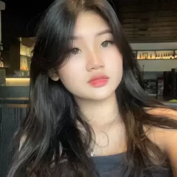 wanita, perempuan, muda, remaja, cantik, menarik, wajah, closeup, portrait, asia, indonesia, rambut panjang, hitam, bergelombang, poni, mata cokelat, bibir merah muda, makeup tipis, pakaian kasual, tank top, latar belakang, interior, kafe, restoran, santai, alami, ekspresi wajah, lembut, menawan, selfie