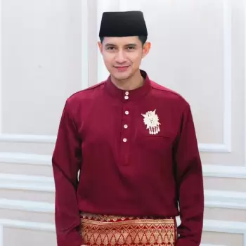 pria, laki-laki, tampan, muda, tersenyum, baju koko, koko, baju melayu, melayu, peci, songkok, tradisional, pakaian adat, muslim, busana muslim, merah maroon, marun, kemeja, lengan panjang, kerah bulat, kancing, motif, bordir, samping, kain songket, songket, budaya, indonesia, malaysia, acara keagamaan, hari raya