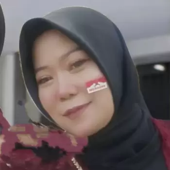 wanita, hijab, syal, merah, putih, wajah, dekat, tersenyum, merek, logo, logo merah, logo putih, stiker, kulit, mata, rambut, pipi, bibir, riasan, pakaian, budaya, kebudayaan, asia, perempuan, ekspresi, positif, ceria, muda, modern, indonesia