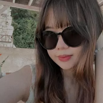 gadis, wanita, muda, cantik, wajah, rambut, coklat, panjang, poni, kacamata, hitam, gelap, bibir, merah muda, kulit, cerah, santai, luar ruangan, liburan, musim panas, ceria, percaya diri, keindahan, alami, sejuk, gaya, mode, musim, cerah, outdoor