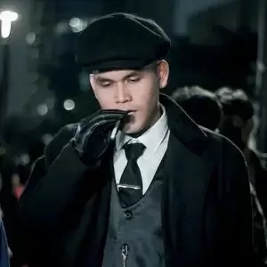 pria, merokok, topi, dasi, kemeja, jas, sarung tangan, malam, gelap, gaya, klasik, vintage, gangster, inggris, era, retro, busana, pakaian, aksesoris, fokus, serius, misterius, dramatis, pencahayaan, bayangan, siluet, pemuda, tampan, confident, keren.