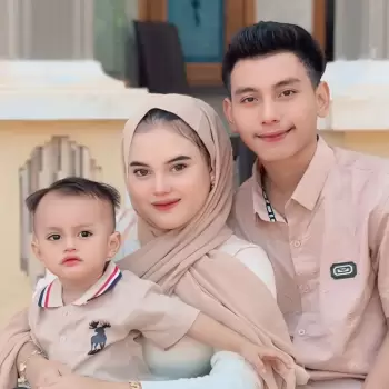 keluarga, anak, ibu, ayah, bayi, pasangan, orang tua, bahagia, tersenyum, muslim, hijab, pakaian senada, baju koko, foto keluarga, potret, cinta, kebersamaan, rumah, santai, hangat, wajah, senyum lebar, bayi lucu, anak kecil, ibu muda, ayah muda, romantis, keluarga bahagia, momen, kenangan