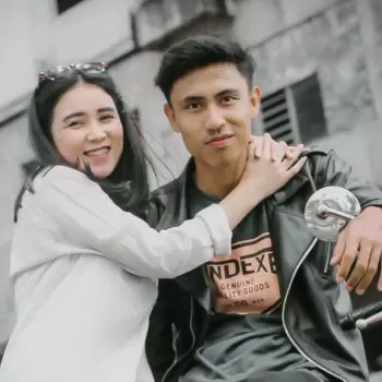 pasangan, muda, bahagia, tersenyum, bersama, laki-laki, perempuan, kasual, dekat, merangkul, cinta, hubungan, muda-mudi, kebahagiaan, latar belakang, kota, jalanan, outdoor, motor, jaket, kaos, kemeja, kacamata, gaya, pose, akrab, kasual, muda, santai, ceria.