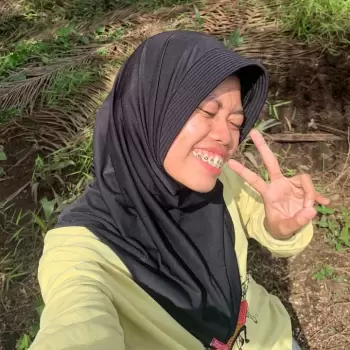 wanita, perempuan, hijab, kerudung, senyum, tertawa, bahagia, ceria, cerah, kacamata, behel, gigi, jari, tangan, peace, latar belakang, alam, luar ruangan, siang hari, matahari, hijau, rumput, daun, pohon, santai, candid, selfie, positif, muda, cerah.