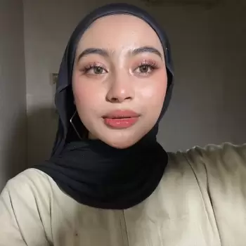 wanita, hijab, muslimah, wajah, cantik, muda, selfies, close-up, pancaran, riasan, mata, bulu mata, bibir, merah muda, kulit, mulus, cerah, rambut, hitam, baju, krem, anting, bulat, gaya, pose, ekspresi, alami, lembut, menawan, kamera.