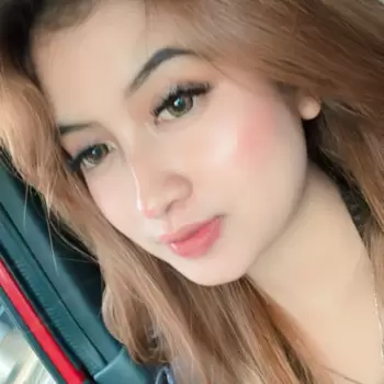 wanita, perempuan, cantik, muda, wajah, close-up, rambut coklat, mata hijau, bulu mata lentik, alis rapi, bibir merah muda, pipi merona, pencahayaan alami, latar belakang kabur, dalam mobil, pemandangan, kasual, selfie, potret, menarik, menawan, imut, anggun, misterius, tatapan, ekspresi, keindahan, alami, modern, asia.