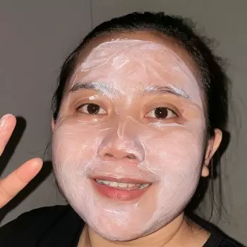 wanita, wajah, masker wajah, perawatan kulit, kecantikan, kosmetik, perawatan diri, kulit sehat, glowing, cerah, halus, lembap, pembersih wajah, krim, sabun muka, riasan, makeup, positif, tersenyum, bahagia, relaks, diri sendiri, perawatan, rumah, nyaman, segar, muda, alami, bersih, cantik