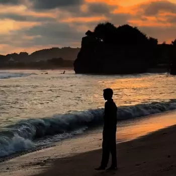 matahari terbenam, pantai, laut, ombak, siluet, pria, sendiri, pasir, senja, awan, dramatis, pemandangan, alam, tenang, refleksi, oranye, keemasan, indah, damai, melankolis, kontemplasi, pesisir, pulau, batu karang, pemandangan laut, petang, sore, perjalanan, kebebasan, kesendirian