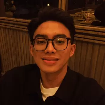 pria, kacamata, kacamata hitam, kacamata persegi, pria berkacamata, pria muda, pria tampan, pria latin, pria asia, wajah, wajah pria, foto selfie, swafoto, dalam ruangan, gelap, malam, restoran, makan malam, kerah, kaos, hitam, jaket, rambut hitam, rambut pendek, senyum, puas, percaya diri, modern, santai.