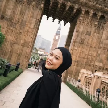 keluarga, umrah, haji, mekkah, madinah, masjid, ka'bah, pakaian ihram, laki-laki, perempuan, anak-anak, pria, wanita, pemuda, remaja, jemaah, ibadah, ziarah, arsitektur, pintu masjid, ornamen, emas, batu, bangunan, budaya, arab, timur tengah, perjalanan religi, kebersamaan, momen spesial