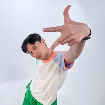 pria, muda, pakaian kasual, kaos, celana pendek hijau, gaya, pose, menari, ekspresi wajah, tersenyum, latar belakang putih, studio foto, kegiatan, energik, dinamis, muda, artistik, kreatif, gerakan, tangan, jari, lengan, tubuh, mode, remaja, pria muda, olahraga, gaya hidup, penampilan, positif