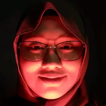 wanita, hijab, kacamata, merah, gelap, close up, wajah, mata, senyum, misterius, horor, dramatis, selfie, pencahayaan, bayangan, artistik, kontras, ekspresi, percaya diri, menakutkan, dingin, kuat, rahasia, malam, berani, modern, gaya, unik, menarik