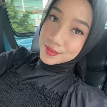 wanita, hijab, hitam, cantik, senyum, selfie, dekat, wajah, mata, bibir, merah, riasan, rambut, tersembunyi, kerah, baju, pakaian, dalam, mobil, luar, jendela, hijau, terang, detail, fokus, alami, santai, muda, perempuan, orang.