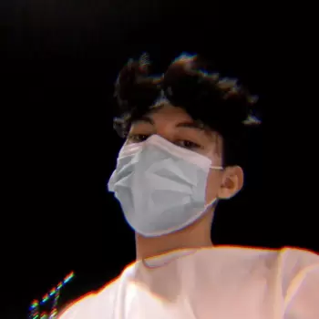 pria, muda, remaja, wajah, masker, medis, putih, rambut, gelap, ikal, mata, gelap, latar, belakang, gelap, malam, potret, selfie, close-up, virus, corona, kesehatan, perlindungan, sopan, santun, sopan, sopan, estetika, gaya, keren, misterius