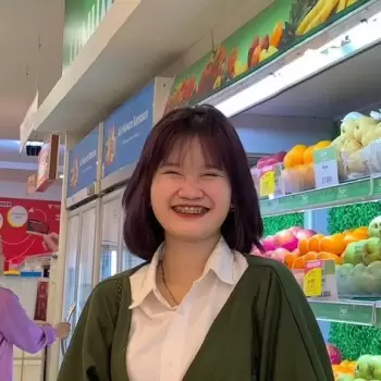 gadis, muda, senyum, bahagia, ceria, supermarket, buah-buahan, sayuran, rak, lampu, baju putih, kardigan hijau, kawat gigi, rambut pendek, wajah, latar belakang, belanja, produk, segar, warna-warni, toko, interior, pelanggan, remaja, perempuan, ekspresi, cerah, kehidupan sehari-hari, makanan, sehat.