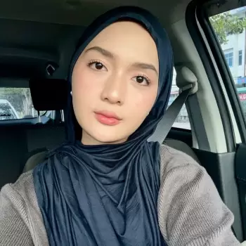 wanita, muslim, hijab, wajah, cantik, muda, duduk, mobil, dalam, potret, diri, selfie, senyum, lembut, tertutup, pakaian, luar, ruangan, siang, hari, cerah, tampilan, depan, mata, rambut, terlihat, gelap, abu-abu, pakaian, luar, kasual