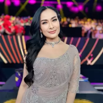 wanita, cantik, anggun, gaun pesta, kebaya modern, perhiasan, kalung, anting, rambut panjang, hitam, senyum, panggung, acara televisi, konser, hiburan, selebriti, artis, presenter, penyanyi, model, dewasa, profesional, mewah, elegan, glamor, meriah, terang, latar belakang blur, ekspresi wajah, percaya diri
