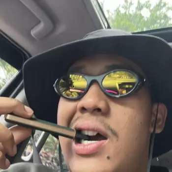 orang, pria, muda, topi, kacamata hitam, kaca mata olahraga, kaca mata futuristik, kaca mata berwarna, mobil, interior mobil, berkendara, jalan, luar ruangan, siang hari, foto selfie, mulut terbuka, gigi, jari, tangan, rokok elektrik, vape, vaping, gaya, santai, kasual, ekspresi, close-up, potret, wajah