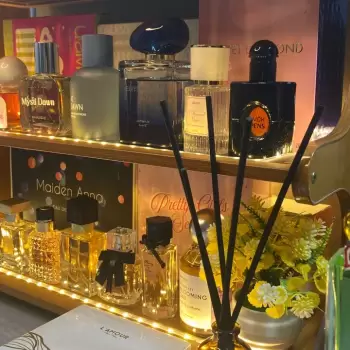 parfum, botol parfum, koleksi parfum, rak parfum, estetika, kemewahan, wewangian, aromaterapi, dekorasi rumah, interior, aroma, kecantikan, perawatan diri, perlengkapan rumah tangga, gaya hidup, elegan, aroma yang menyenangkan, botol kaca, wangi, hadiah, pribadi, merek parfum, koleksi pribadi, kamar tidur, kamar mandi, meja rias, interior modern, pencahayaan, bunga, diffuser