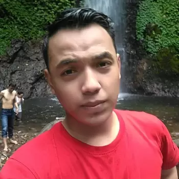 pria, selfie, air terjun, alam, hijau, segar, dingin, alam bebas, hutan, perbukitan, batu, air jernih, ceria, bahagia, petualangan, liburan, keluarga, teman, pemuda, t-shirt merah, rambut hitam, ekspresi wajah, tenang, damai, segar udara, sejuk, lanskap, indah, menakjubkan