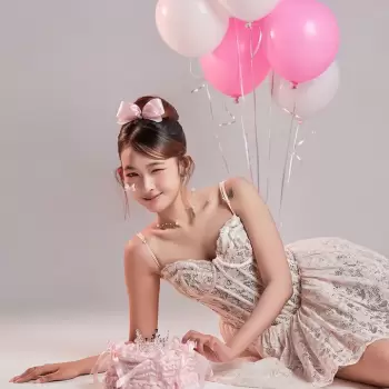 wanita muda, gaun, renda, bunga, mahkota, balon, pink, putih, dekorasi, pesta, ulang tahun, merayakan, tersenyum, kedipan mata, rambut sanggul, pita, studio, latar belakang abu-abu, elegan, feminin, manis, muda, cantik, model, pose, sukacita, ceria, musim panas, perayaan, hari istimewa